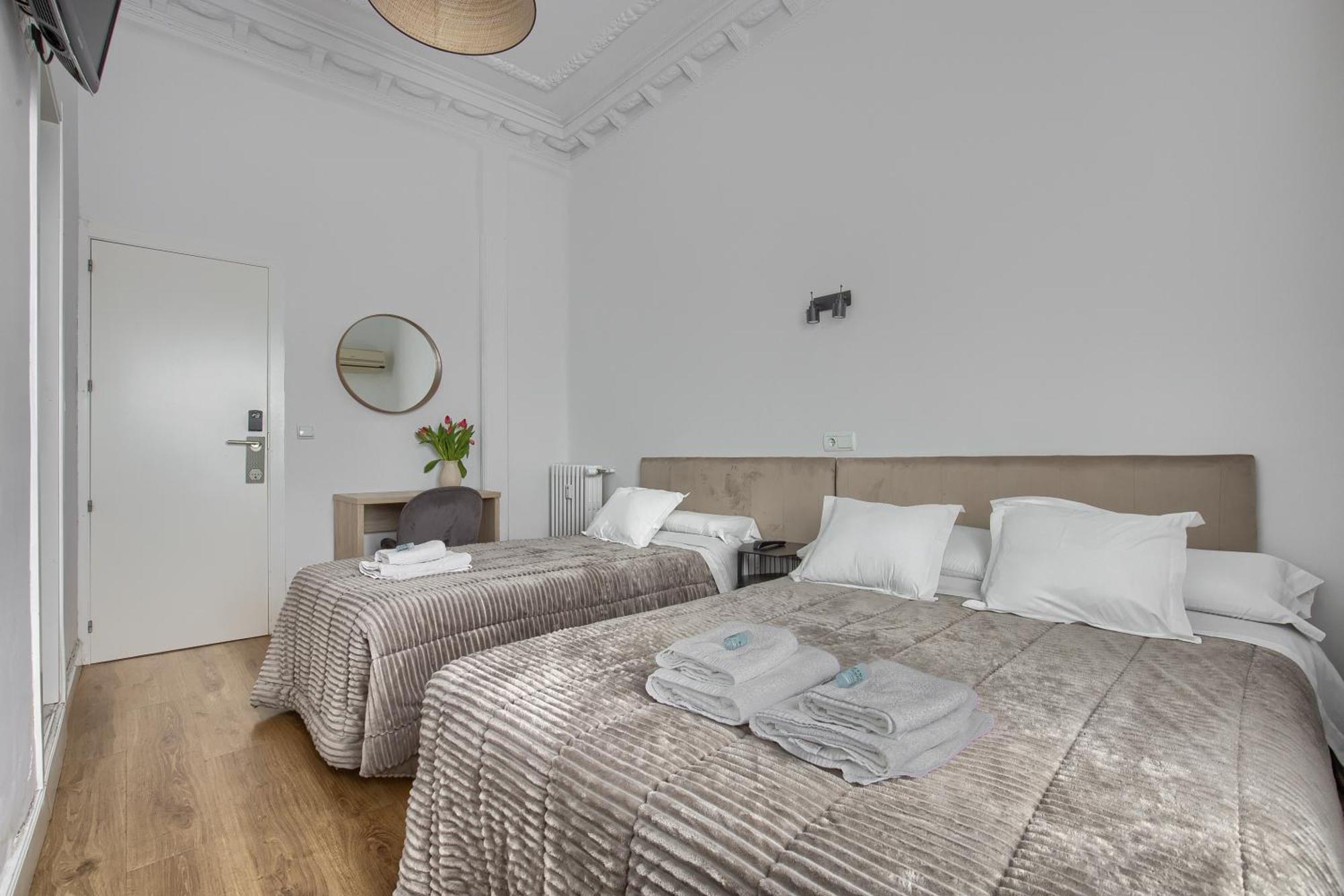 Hostal Besaya Madrid Exterior photo