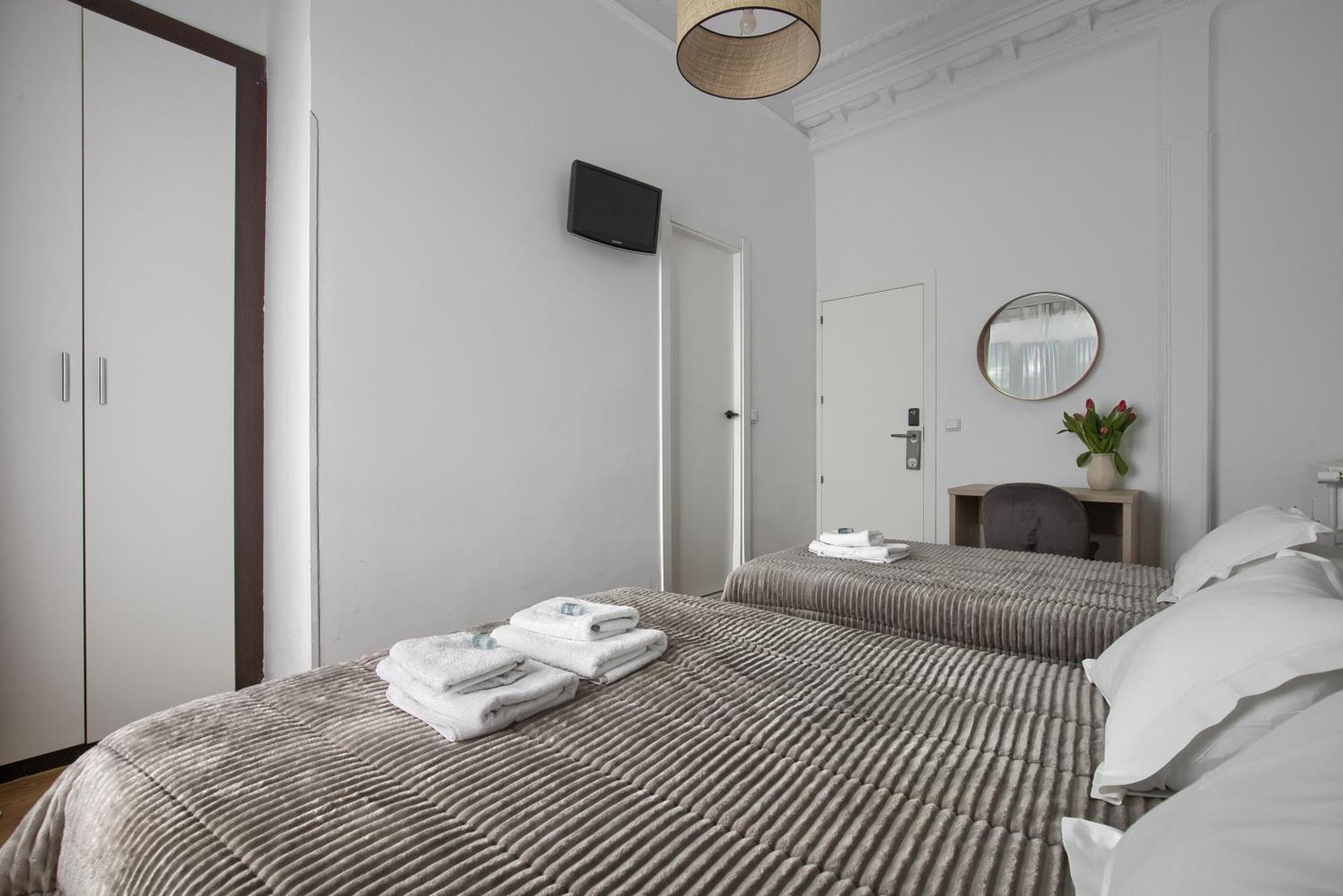 Hostal Besaya Madrid Exterior photo