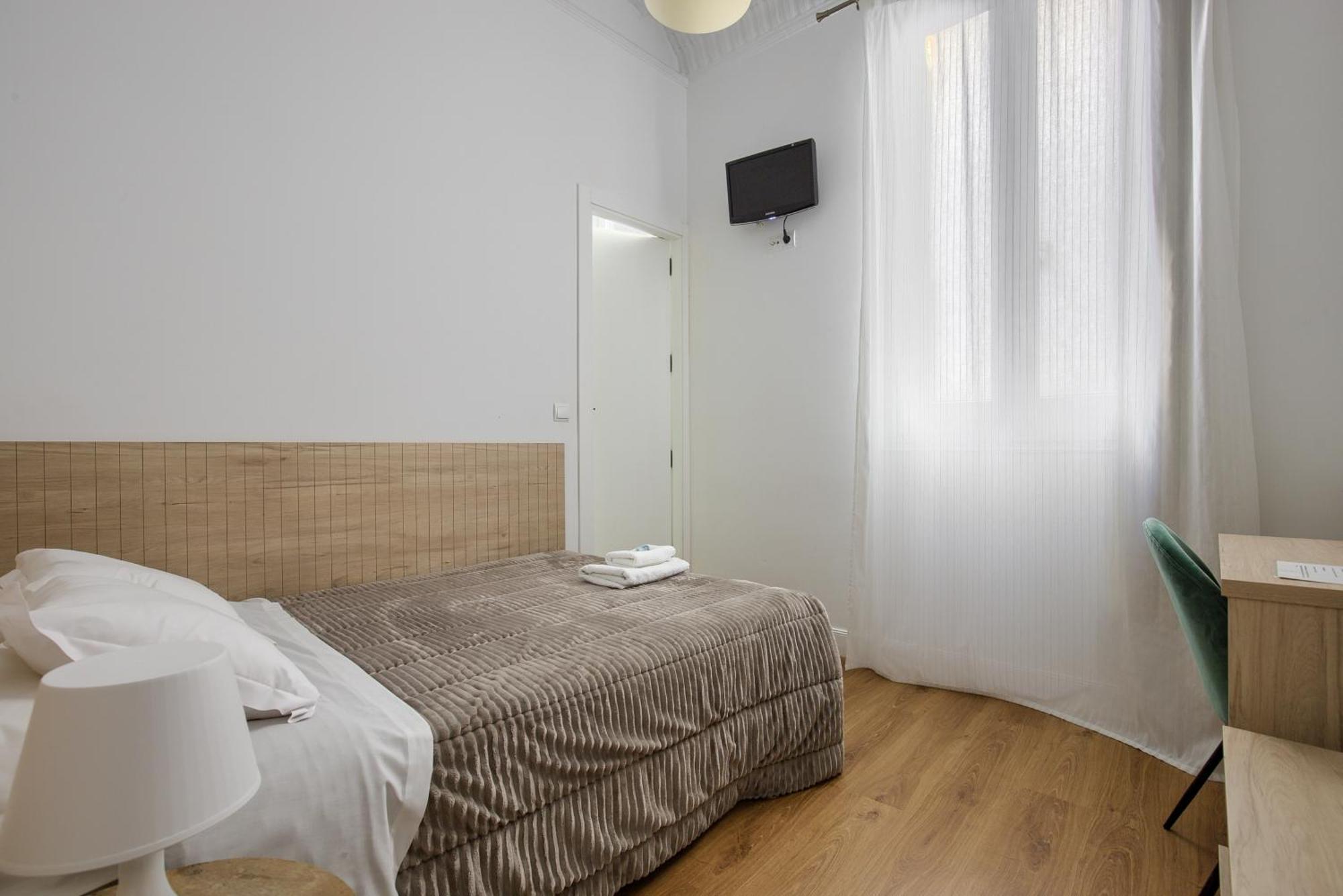 Hostal Besaya Madrid Exterior photo