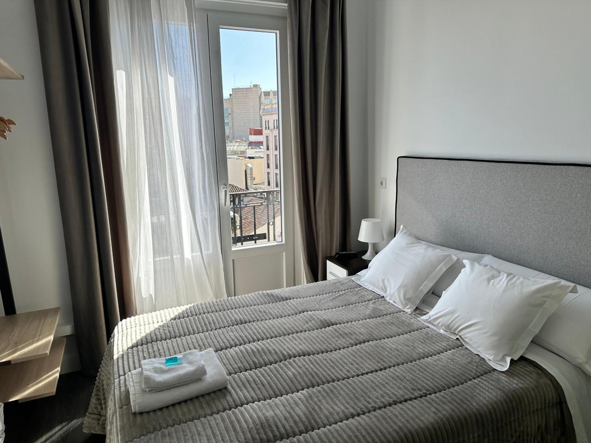 Hostal Besaya Madrid Exterior photo