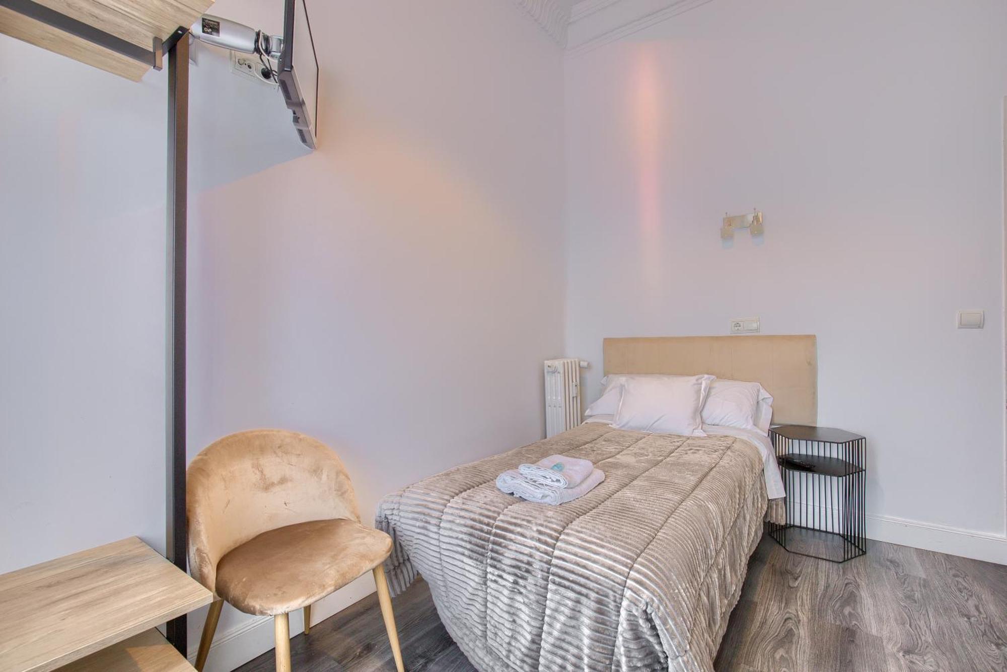 Hostal Besaya Madrid Exterior photo