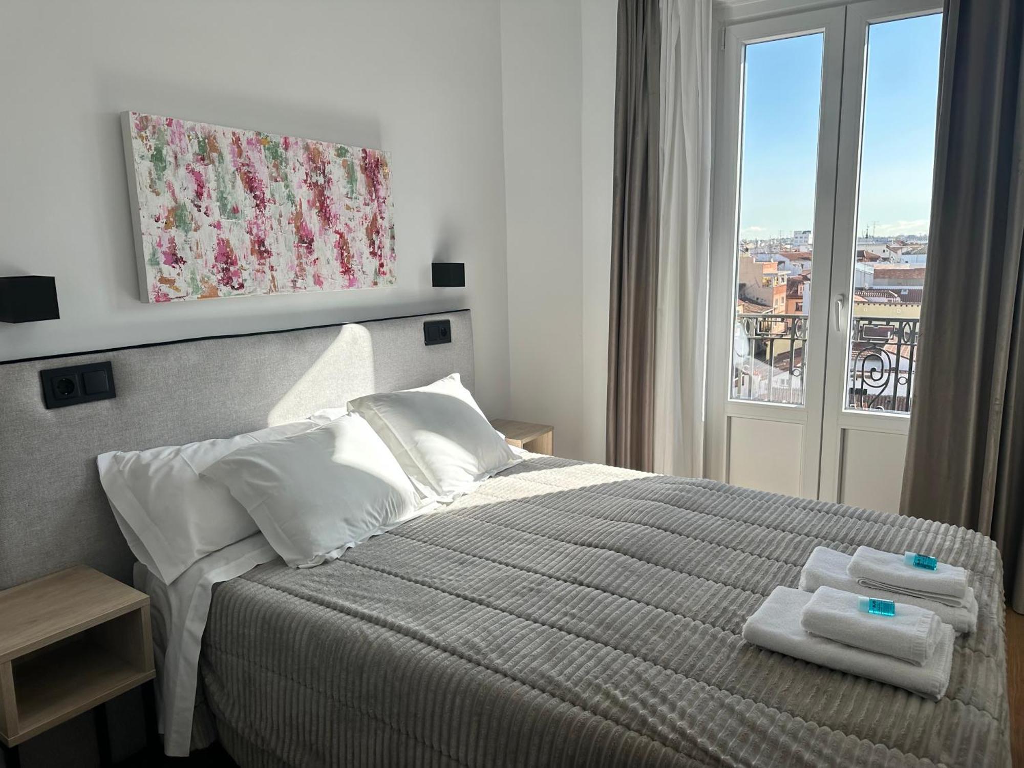 Hostal Besaya Madrid Exterior photo