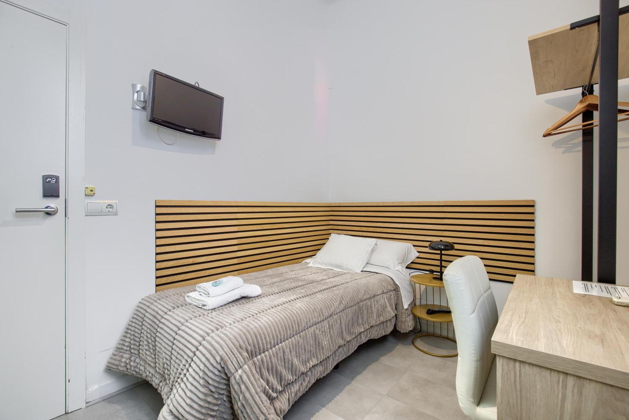 Hostal Besaya Madrid Exterior photo