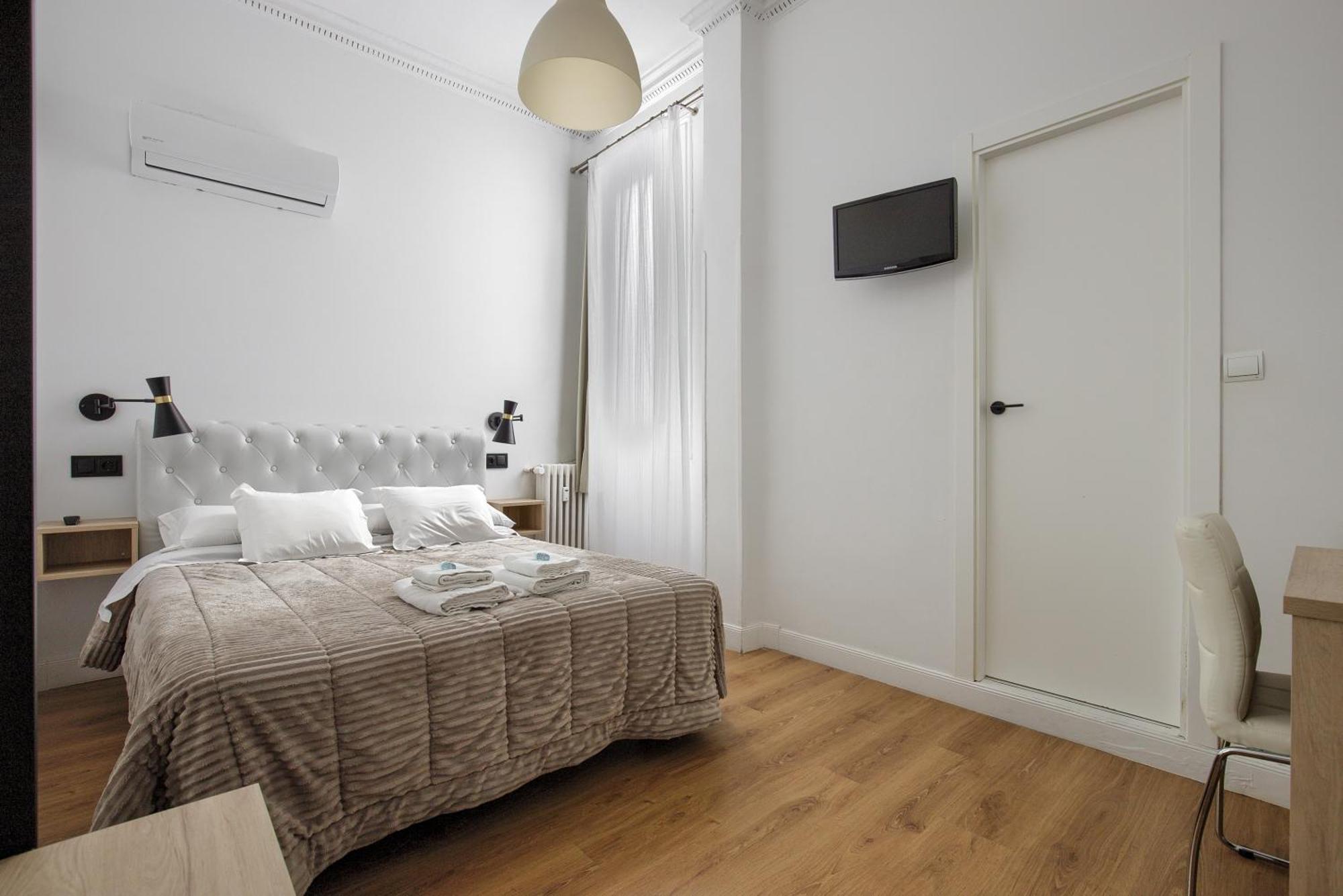 Hostal Besaya Madrid Exterior photo
