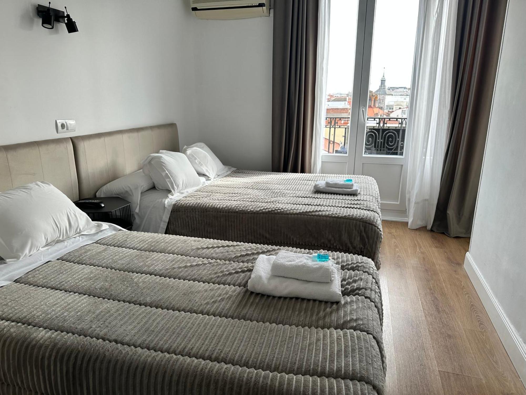 Hostal Besaya Madrid Exterior photo