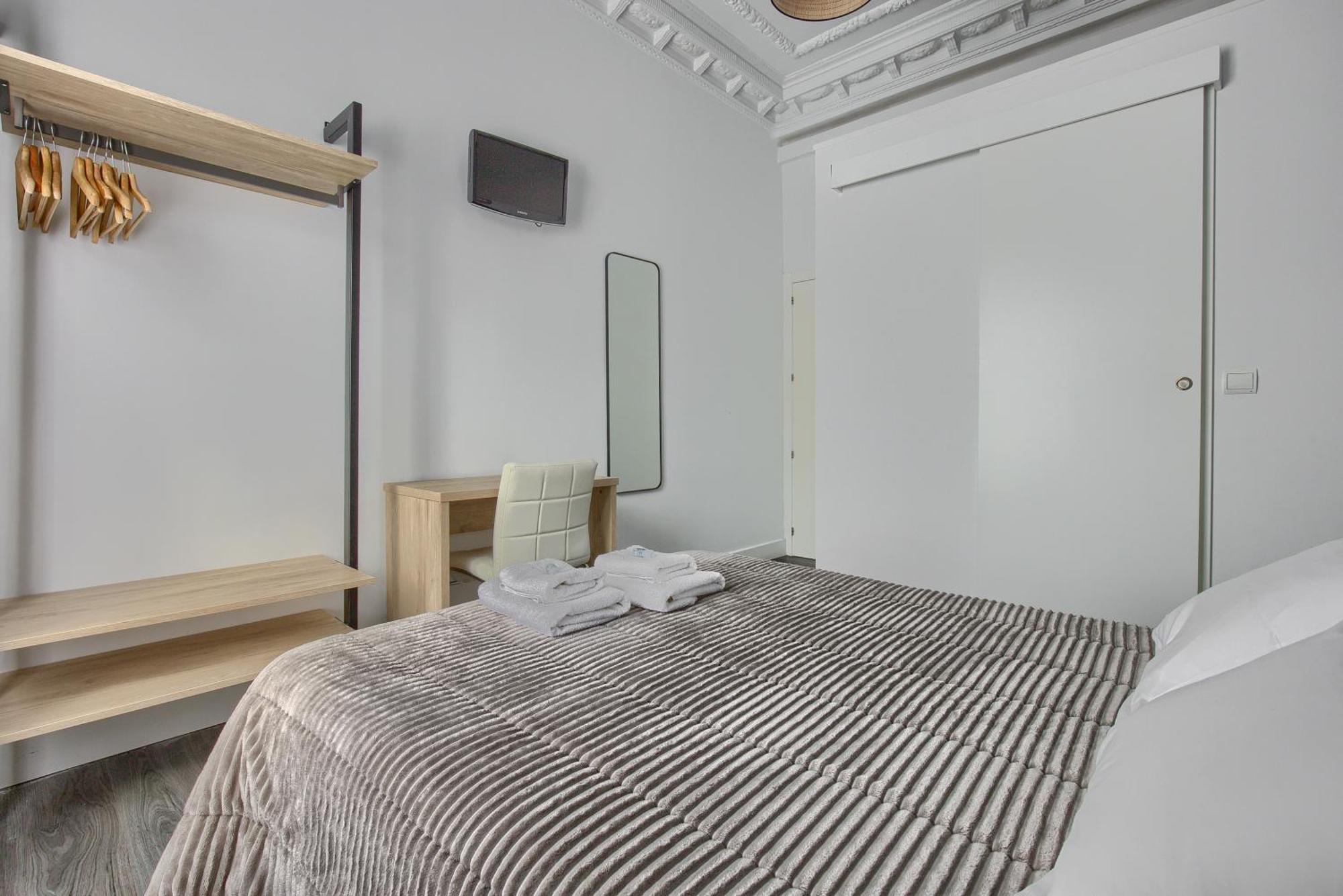 Hostal Besaya Madrid Exterior photo