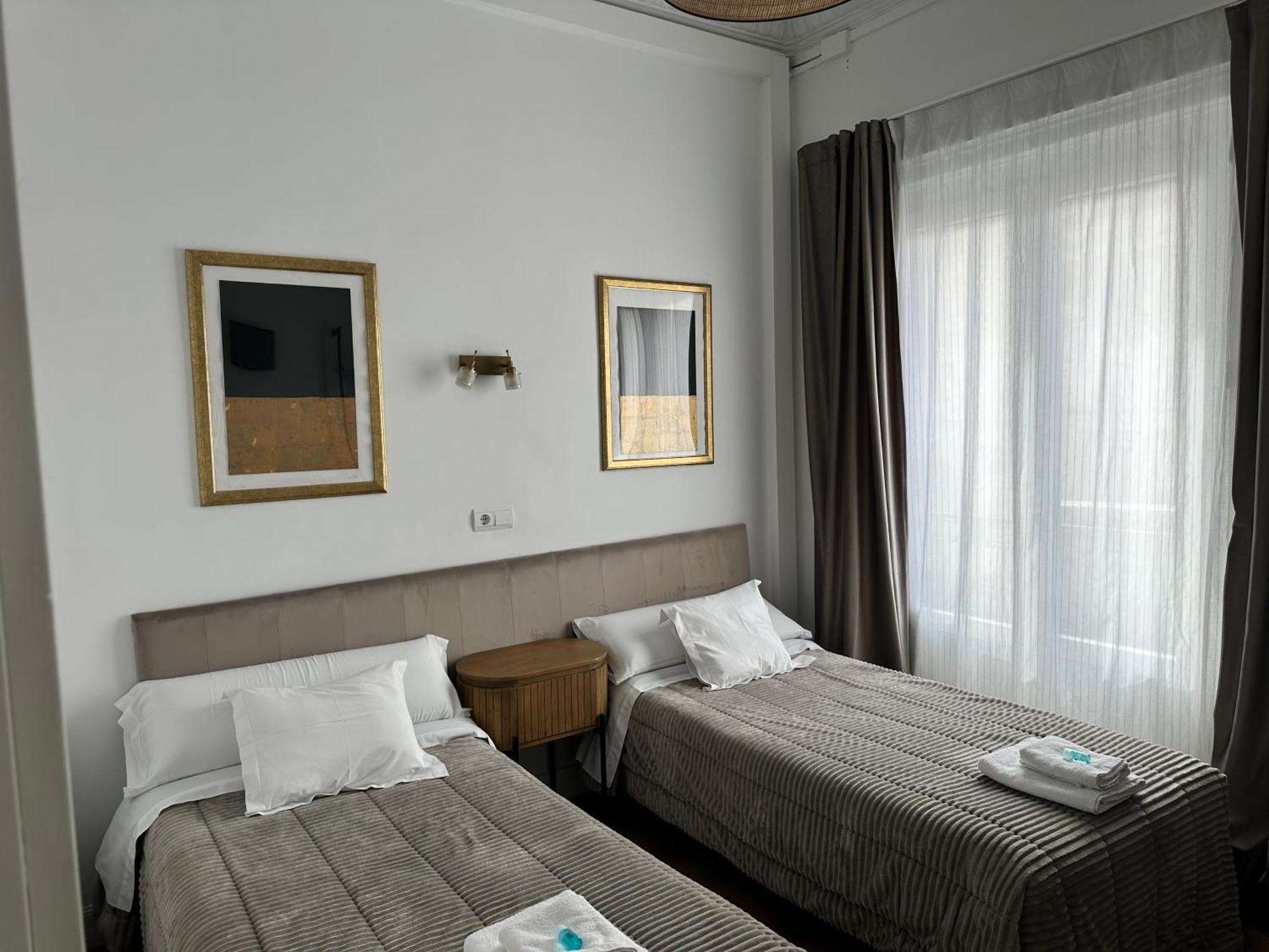 Hostal Besaya Madrid Exterior photo