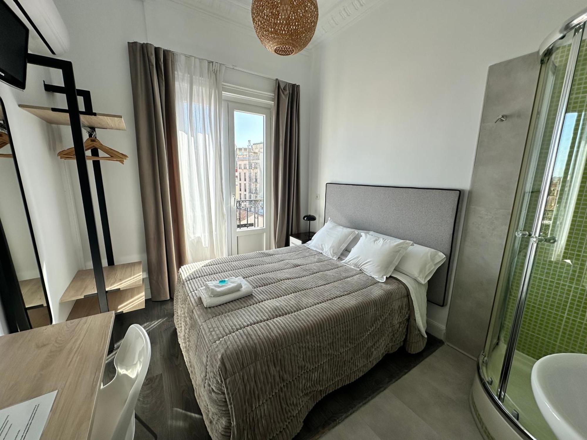 Hostal Besaya Madrid Exterior photo