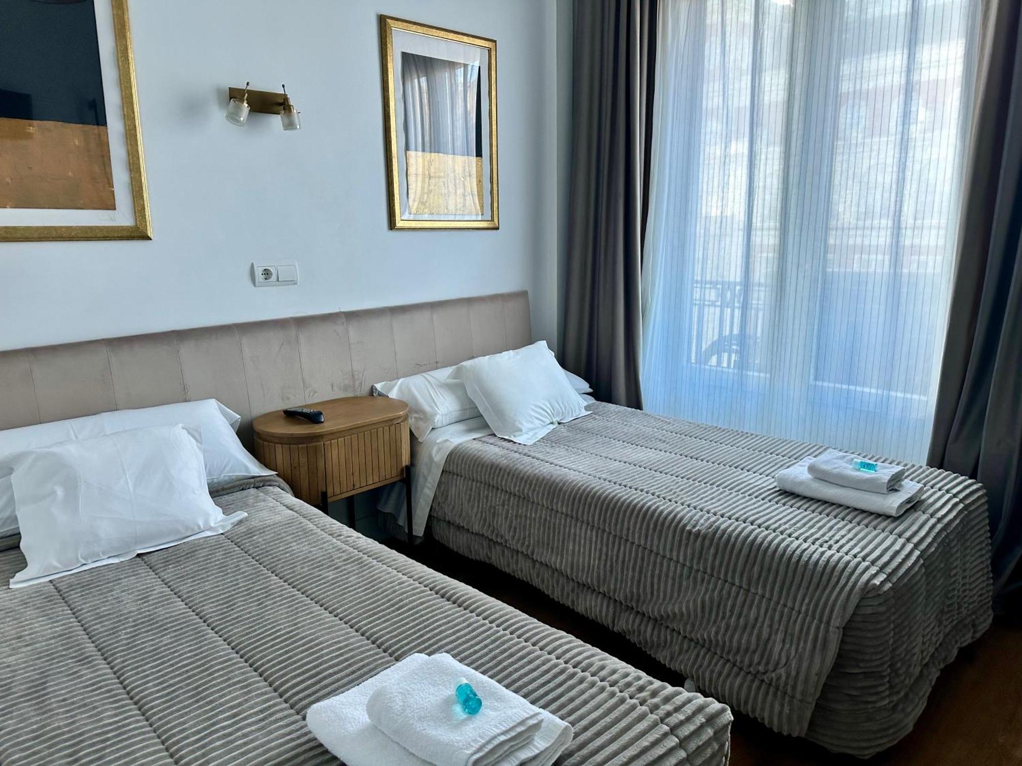 Hostal Besaya Madrid Exterior photo