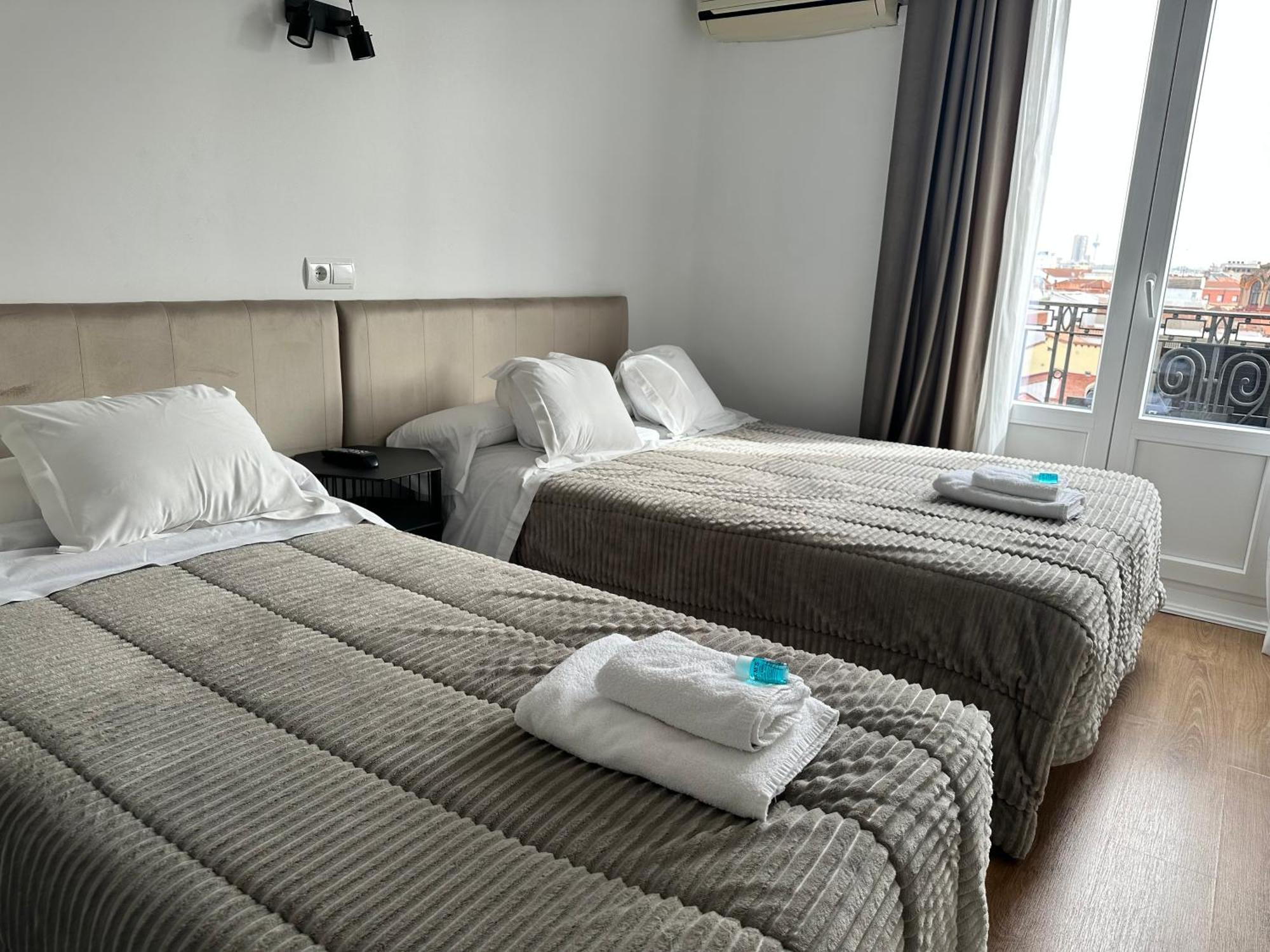 Hostal Besaya Madrid Exterior photo