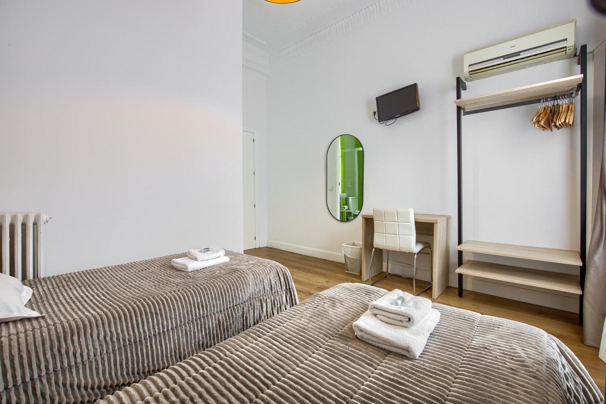Hostal Besaya Madrid Exterior photo