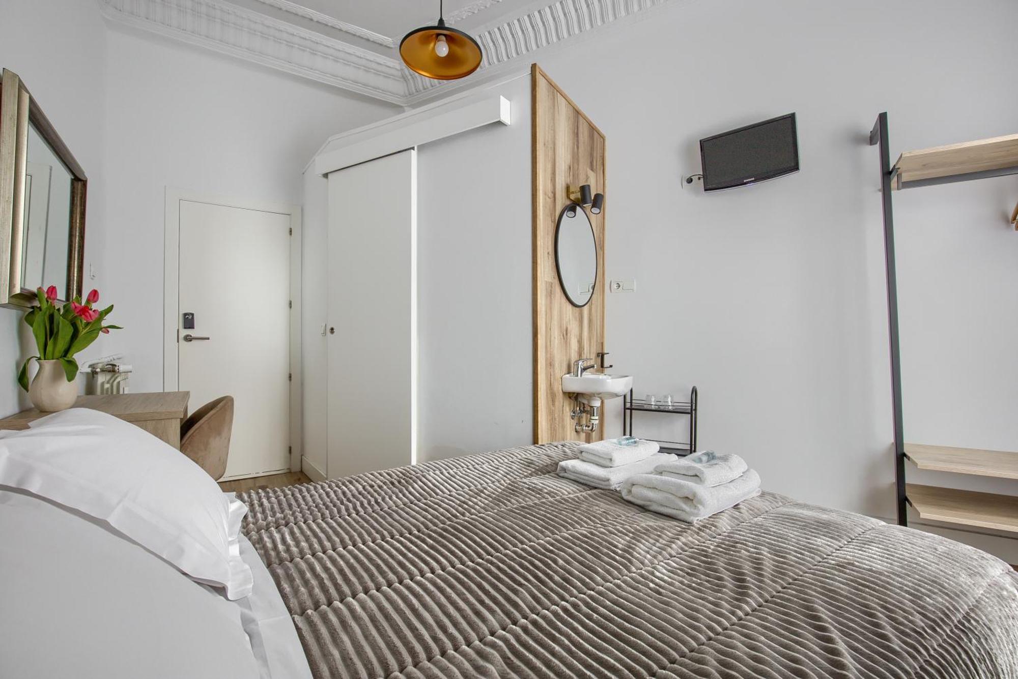 Hostal Besaya Madrid Exterior photo