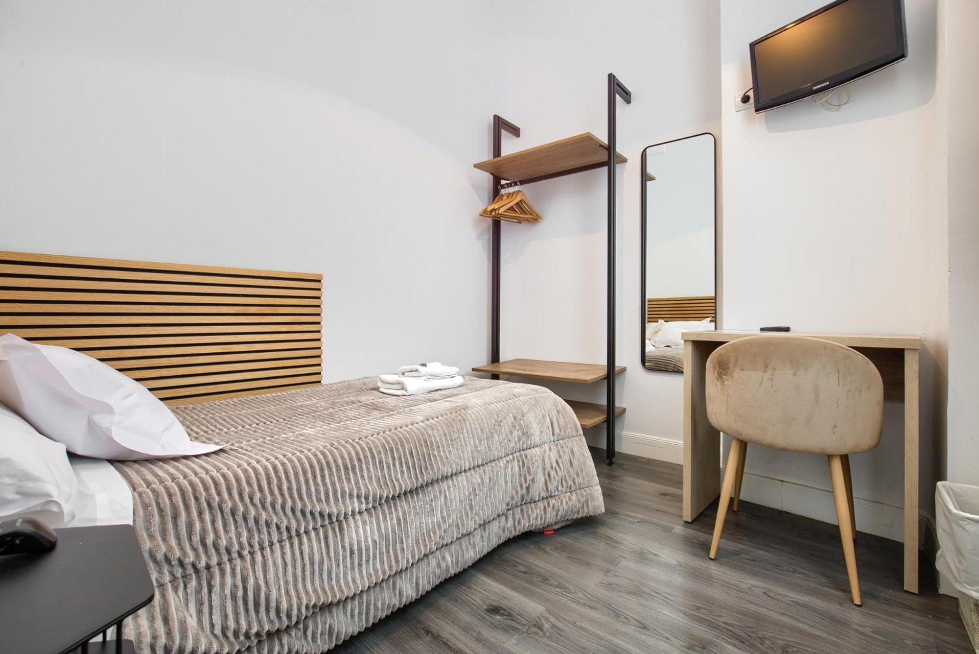 Hostal Besaya Madrid Exterior photo