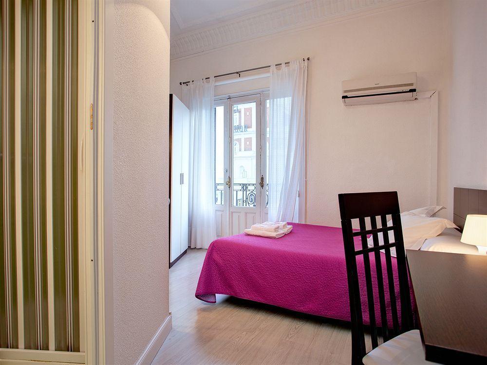 Hostal Besaya Madrid Exterior photo